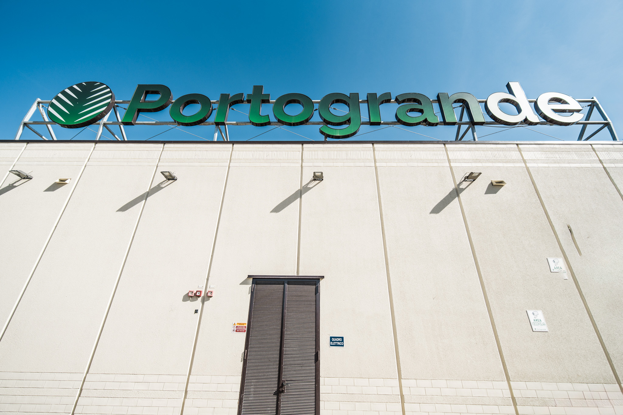Esterno insegna Centro Commerciale Portogrande