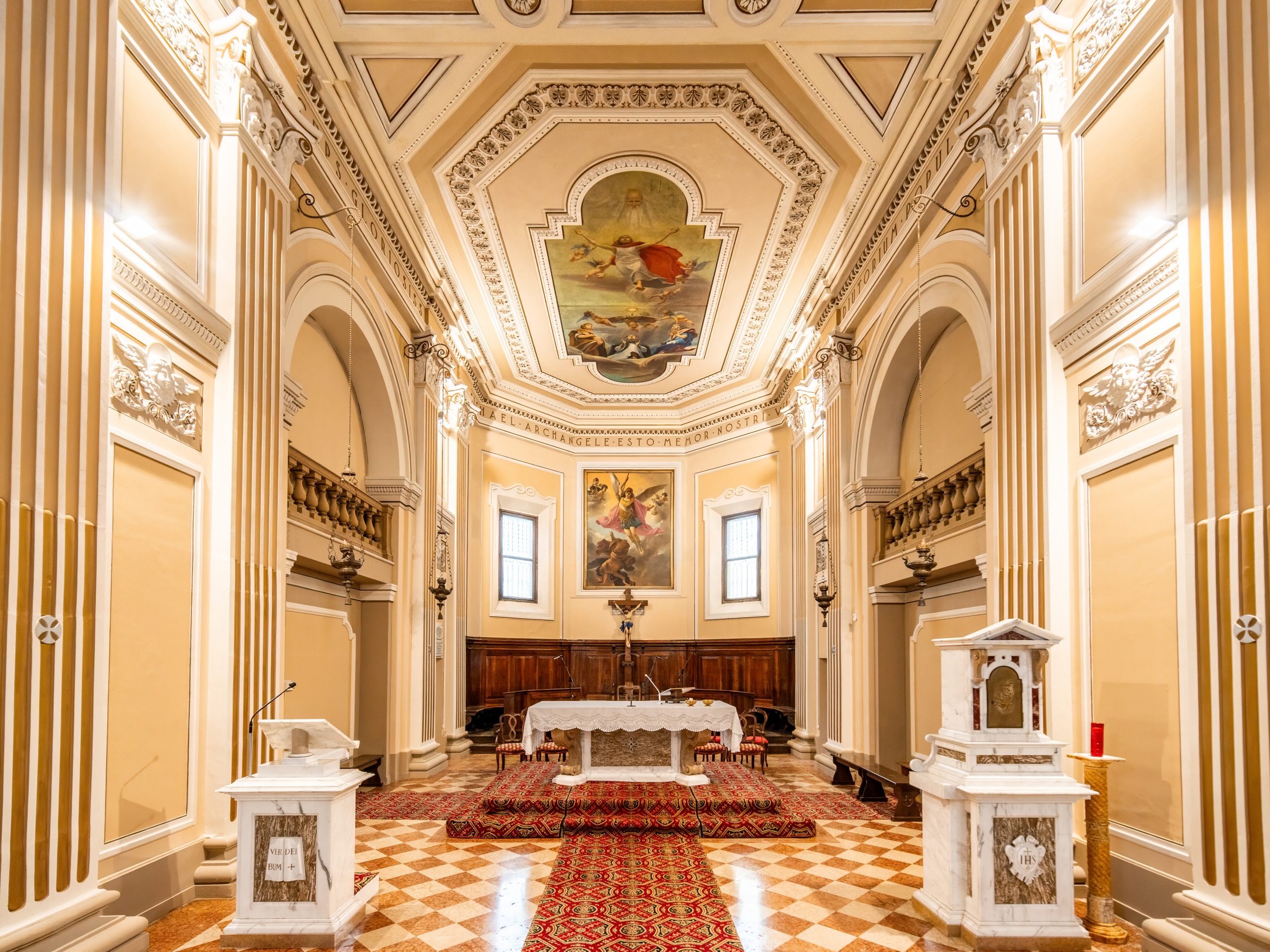 Interno San Michele Arcangelo