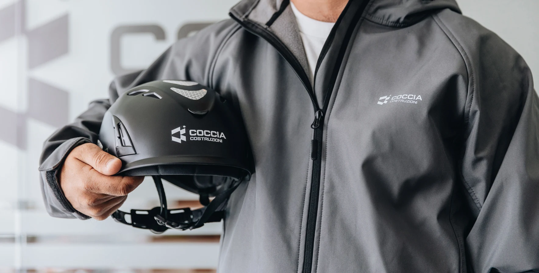 Logo Coccia su un casco da cantiere